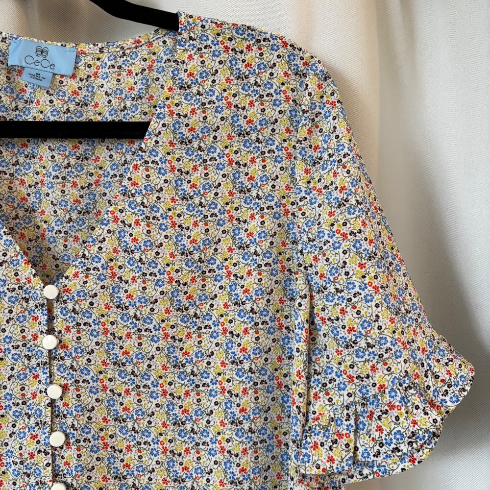 Cece Floral Blouse with Ruffle Sleeves Size M